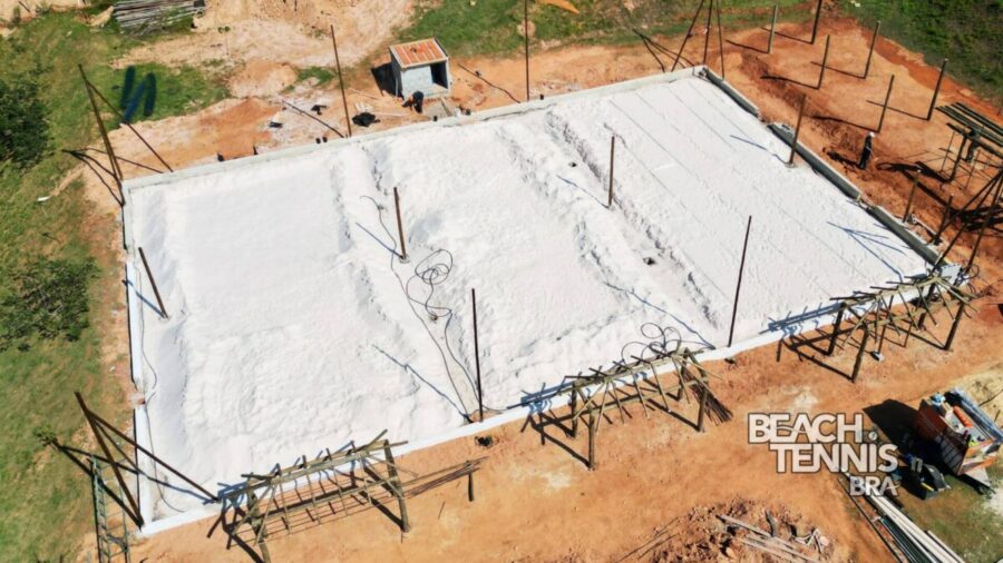 Distribuição e nivelamento da areia para garantir superfície bem nivelada.