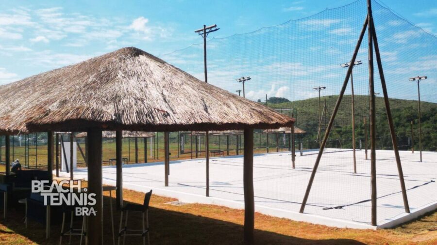 Imagem do interior do quiosque com a quadra de Beach Tennis em destaque ao fundo.