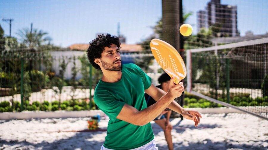 Atleta profissional jogando Beach Tennis